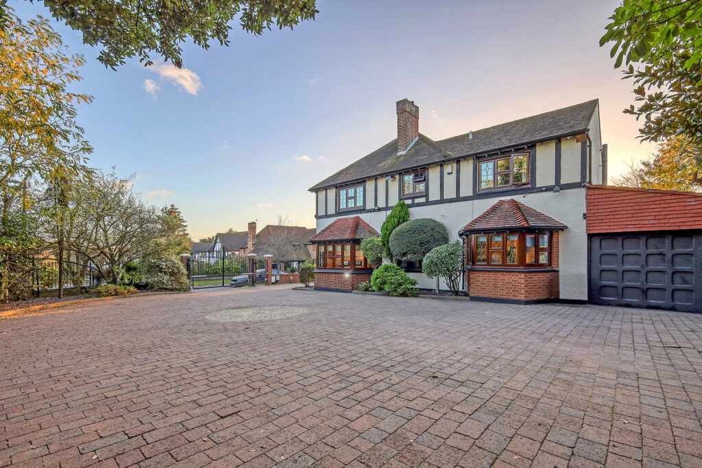 Meadow Way, Chigwell, IG7